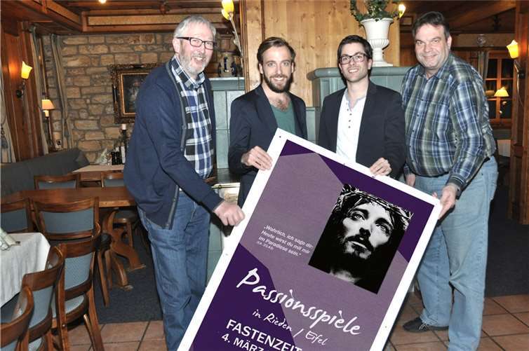 Regisseur und Spielleiter, Hans Peter Doll, (links) und der 1. Vorsitzende der Laienspielgruppe, Joachim Engel (r.) stellen die beiden in Doppelbesetzung agierenden Darsteller, des „Jesus Christus“ vor.