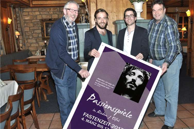 Regisseur und Spielleiter, Hans Peter Doll, (links) und der 1. Vorsitzende der Laienspielgruppe, Joachim Engel (r.) stellen die beiden in Doppelbesetzung agierenden Darsteller, des „Jesus Christus“ vor.