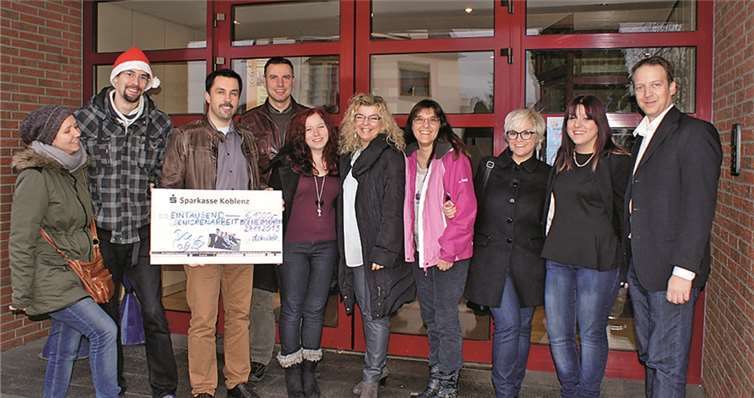 Regisseurin Claudia PalmIm (4.v.r.) und Vorsitzender Alexander Mäurer (2.v. l.) überreichten im Namen der Theatergruppe einen Scheck über 1000 Euro für die Seniorenarbeit an Stadtbürgermeister Uli Klöckner. privat