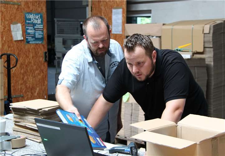 Registrierung eines Atlas. Stefan Eckelt weist mit seinem Team in den Sommerferien rund 70.000 Bücher neuen Besitzern zu. Pressestelle der Kreisverwaltung