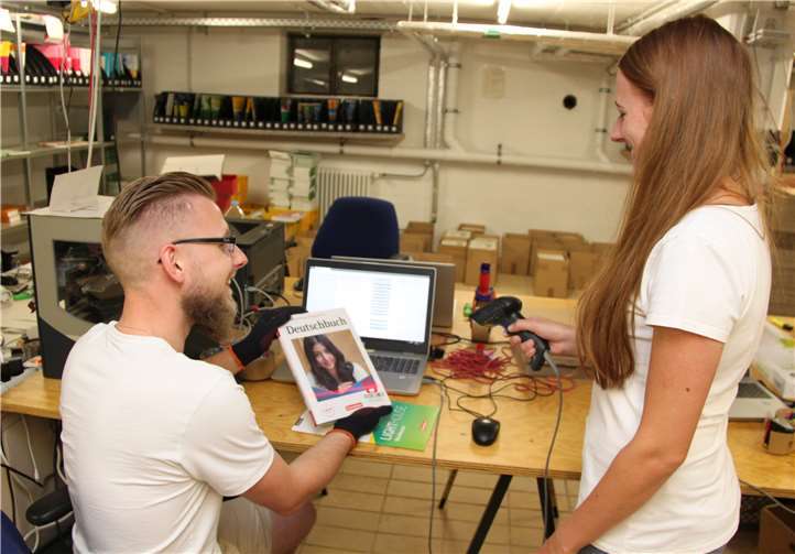 Registrierung eines Deutschbuches: Das Team weist in den Sommerferien rund 62.000 Bücher neuen Besitzern zu. Foto: Pressestelle der Kreisverwaltung