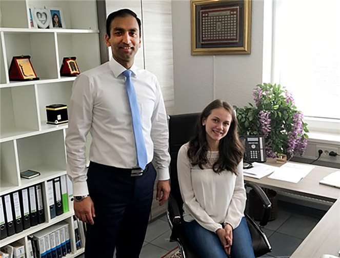 Rehan Khan und die Schülerin Maja Christmann.Fotos: ©DIE JUNGEN UNTERNEHMER