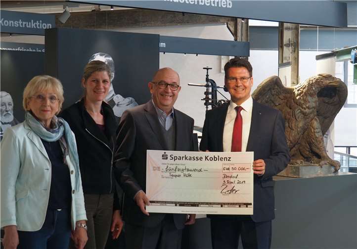 Rehlinde Glöckner, Steffi Zurmühlen, Michael Kessler und Matthias Nester (Sparkasse Koblenz) bei der symbolischen Spendenübergabe für die Dauerausstellung zur Geschichte der Sayner Hütte.