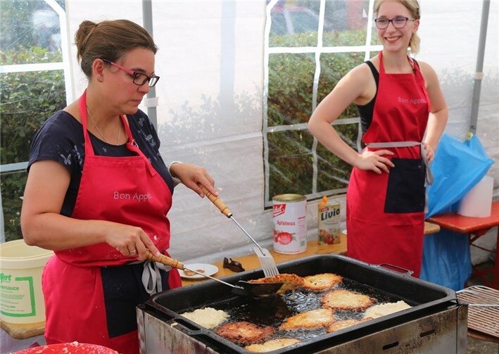 Reibekuchen (Reevkoche) waren der Renner bei der Feuerwehr.