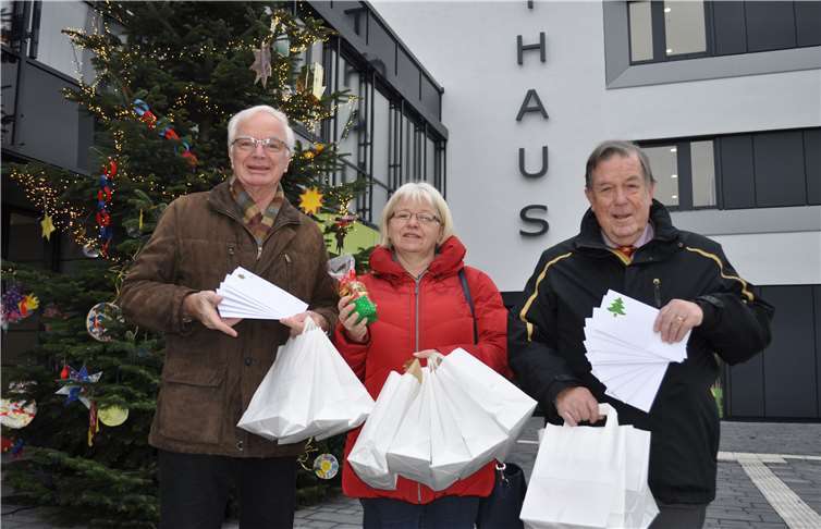 Reich bepackt: Die städtische Gleichstellungs- und Demografiebeauftragte Bettina Hihn (Mitte) mit Joachim Krüger (links) und Erhard Knauer (rechts), beide vom Lions-Club Bonn-Rhenobacum.Stadt Meckenheim