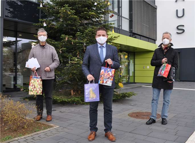 Reichen die Geschenke weiter, von links: Hubertus Frieling, Mitglied des Lions-Club-Vorstandes und Clubsekretär, Bürgermeister Holger Jung sowie Manfred Weizbauer, Schatzmeister des Hilfswerks des Lions-Clubs. Foto: Stadt Meckenheim