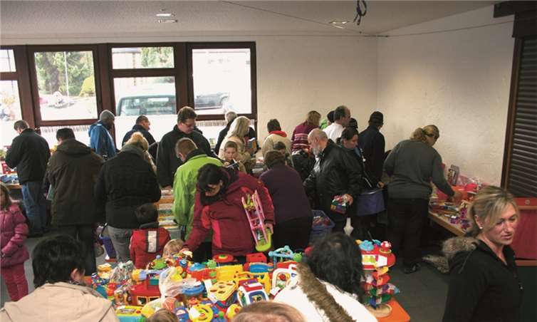 Reichhaltig und übersichtlich geordnet stellte sich der Frühjahrsbasar „Passt, sitzt und hat Spiel“ in der Waldorfer Vinxtbachhalle den Besuchern vor, bei dem gleich nach der Eröffnung ein riesiger Andrang herrschte.WK