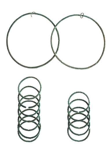 Reichhaltige Schmuckgarnitur aus Bronzeringen. Sowohl die strichgruppenverzierten Armringe (Innendurchmesser 5,3 bis 5,9 cm) als auch die Schläfenwendelringe (Durchmesser 15 cm) gehören zum geläufigen Schmuckrepertoire aus Frauengräbern der Älteren Hunsrück-Eifel-Kultur.Foto: GDKE, Direktion Landesarchäologie, Außenstelle Koblenz / M. Neumann
