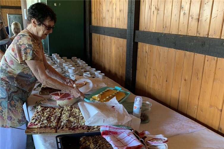 Reichhaltiges Kuchenbuffet