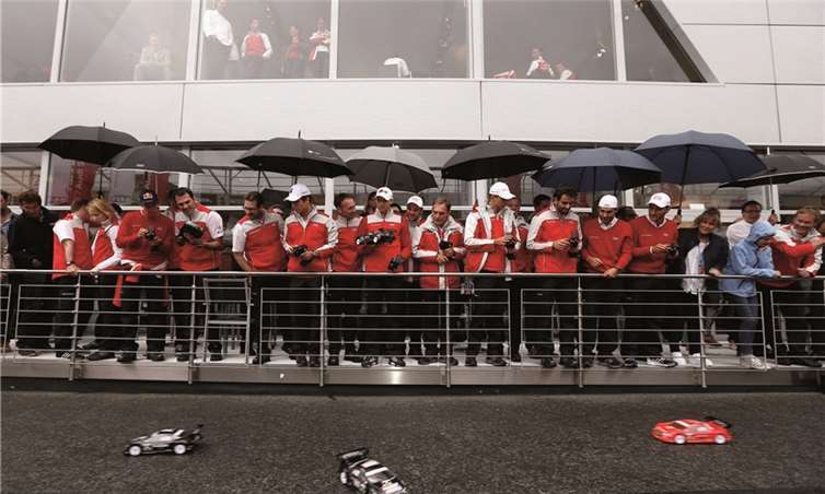 Reichlich Action lieferten die acht Audi-Werksfahrer und ihre Fahrzeug-Ingenieure mit den ferngesteuerten Tourenwagen