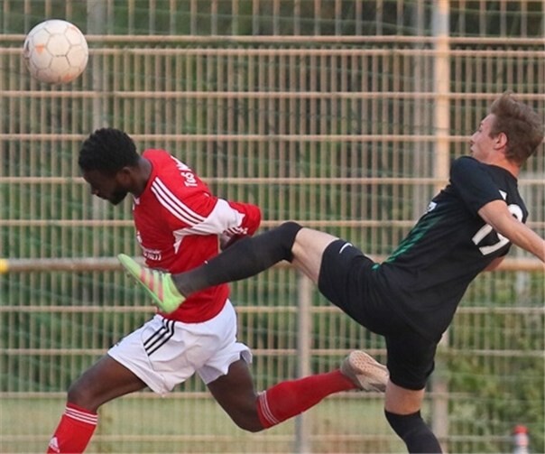 Reichlich Gegenwehr gab es von Bendorfer Seite beim Pokalspiel gegen den TuS Mayen. Die Gäste siegten am Ende glücklich mit 2:1. Foto: TH