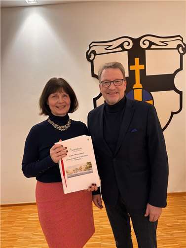 Reichlich Lesestoff für die Fraktion: Sabrina Gutsche und Rainer Friedrich mit dem Haushaltsentwurf. Jede Fraktion erhält in Papierexemplar, ansonsten wird digital gearbeitet. Foto: privat