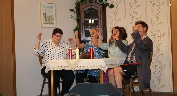 Reichlich „Omm“ ist bei der Séance von Hermine Beierleangesagt, was abschließend fatale Folgen hat.