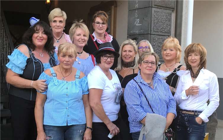 Reichlich Spaß hatten die Riedener Möhnen beim Oktoberfest auf dem Flugplatz Hahn.  Privat