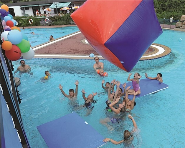 Reichlich Spiel und Spaß im kühlen Nass gab es für die Besucher. FIX