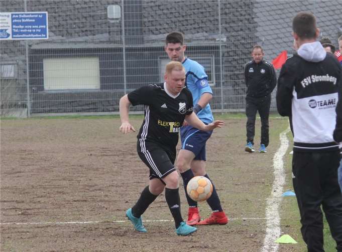 Reicht es noch? Dies scheint sich nicht nur der Akteur des FSV Stromberg in dieser Spielsituation zu denken. Die Kicker von der Bendorfer Höhe stecken mit beiden Beinen im Abstiegskampf. Foto: TH