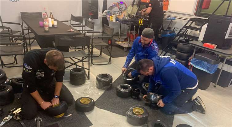 Reifen werden auf die Felgen gezogen.Fotos: Storm Photography/official