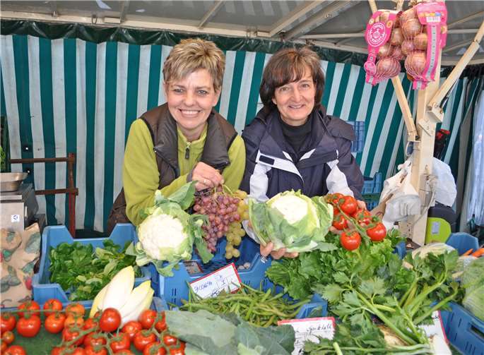 Reifes Obst und Gemüse: Manja Kutz (links) und Antje Krus präsentieren ihr saisonales Sortiment.Foto: Stadt Meckenheim