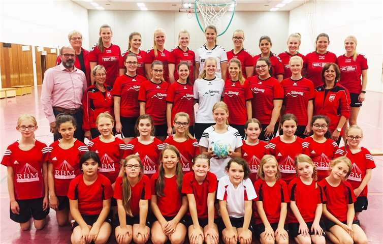 Reihe 1 - Nachwuchs: Seçil Terlemez, Chiara Moos, Melinda Takács, Leonie Leitgen, Mia Korsen, Anna Kraemer, Zoe Brenne, Kala Ehrhardt (Diana Ignatev fehlt); Reihe 2 - Schülerinnen: Lara Wingenbach, Lilly Thiel, Sophie Kraemer, Lena Herschbach, Zoe Alsbach, Charline Johannes, Jolina Moczynski, Natalia Szlanda, Sureyya Terlemez, Elisha Janzen; Reihe 3 - Jugend: Bürgermeister Peter Moskopp, 1. Vorsitzende TuS Kettig Monika Wildner, Anna-Lena Roth, Lorena Schmehl, Lara Sonntag, Emilie Wilke, Maria Schmorleitz, Leonora Kuqi, Laura Stadach, Christiane Eichelsbacher (Finja Lyding fehlt); Reihe 4 - Frauen: Heike Balmes, Vanessa Laux, Lisa Steinhagen, Laureen Ackermann, Laura Böckling, Tina Thielen, Melanie Rünz, Mona Eichelsbacher, Melina Dammann, Anne Klein, Andrea Bruchhof (Victoria Rünz und Doreen Dammann fehlen).Foto: TuS Kettig