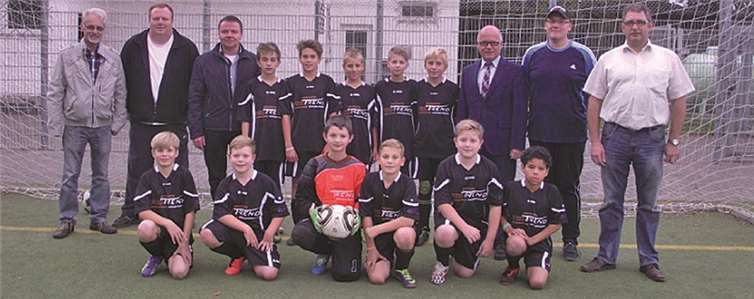 Reihe hinten v.l.: Winfried Aldenhoven (Vorsitzender der Spvgg 1904/25 Nickenich), Thomas Heuser (Betreuer), Oliver Mischke (Fa. ProTrend), Paul Schmitz, Liam Murtough, Philipp Rempel, Stanislaw Yordanov, Gerhard Zander, Berthold Leinz (Filialleiter Volksbank Nickenich), Klaus Osterritter (Trainer), Andreas Lehmann (Vorsitzender des SV Eich). Reihe vorne v.l: Tim Bierbrauer, Tim Heuser, Jan Pönitz, Tom Fener, Julius Schmitz, Felipe Treppmann. Es fehlen: Raffael Dietl u. Finn Lessinger. privat