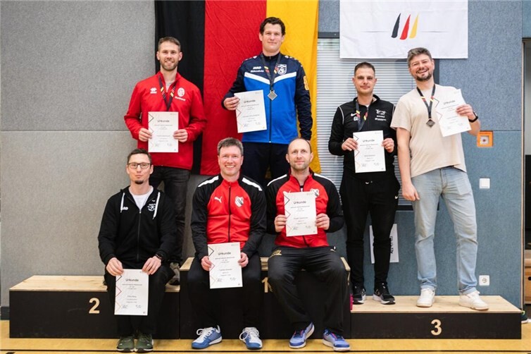 Reihe oben, 2. von links: Andreas Hölzenbein.