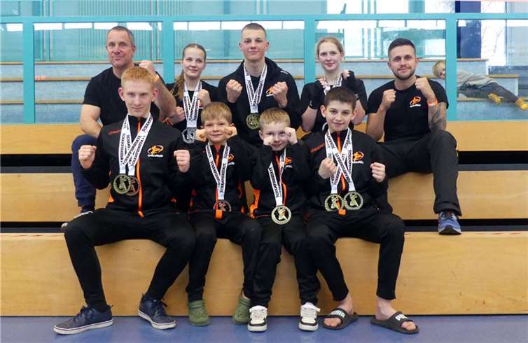 Reihe oben) Alex Herz, Jule Fandel, Till Wagner, Viktoria Simin, Marco Mosdzien, (Reihe unten) Fabian Franke, Jonas Ewy, Liam Hense, Leo Stach.  Quelle: Outcast Fighting e.V.