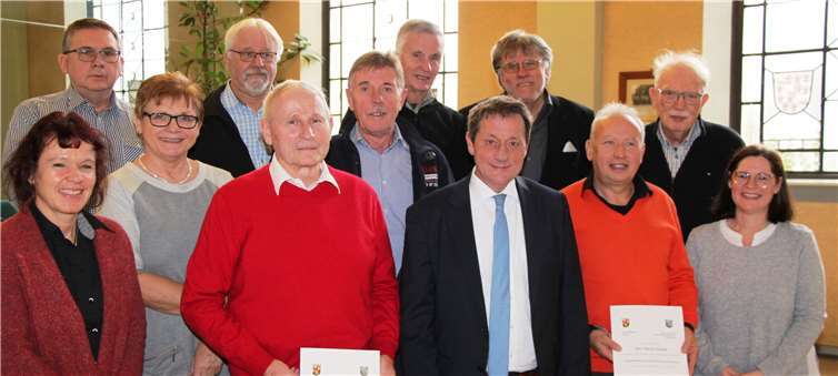 Reihe unten: Tanja Schmitz-Werner, Gabi Theis (beide Beratungszentrum des Polizeipr: Koblenz), Stefan de Waha, Landrat Achim Schwickert, Bernd Treutler, Monika Meinhardt (Seniorenleitstelle); Reihe oben: Wolfgang Gnoss (Referent), Wolfgang Tyttlik, Lothar Friebe, Bodo Monsler, Roland Lorenz, Engelbert Girmscheid. Es fehlen: Hans-Joachim Baumgart, Dietmar Kölbl, Walter A. Kucharczyk und Inge Schmidt. Foto: Pressestelle der Kreisverwaltung