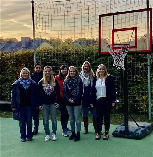 Reihe vorne (v.l.): Claudia Schygulla (Beisitzerin), Ann-Katrin Lammerich (Beisitzerin), Alina Wallenfang (Beisitzerin), Verena Örenbas (1. Vorsitzende). Reihe hinten (v.l.): Sebastian Merino Acosta (Schatzmeister), Eugenia Sampaio Connolly (2. Vorsitzende), Jessica Krüger (Schrift-/ Protokollführerin). Foto: Förderverein Kita St. Viktor e.V.