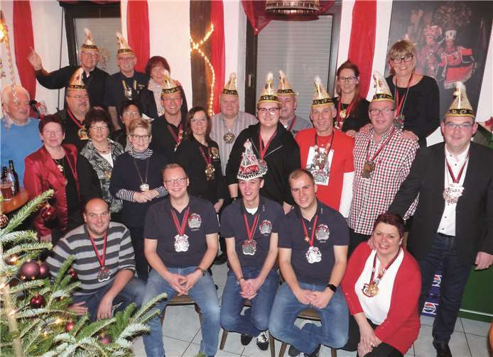 Reihe vorne, von links: Ex-Bauer Flo (2014), Jungfrau Marvin, Prinz Nico und Bauer Luki (2018), Ex-Prinzessin Heike (2010). Zweite Reihe: Ex-Prinzessin Helga (1988), Ex-Prinzessin Maria (1976), Ex-Prinzessin Irmgard (1980), Ex-Prinzessin Judith (2012), Ex-Prinz Timo (2016), Ex-Prinz Micha (2006), Ex-Prinz Frank I. (1990), Ex-Prinz Guido (2010). Dritte Reihe: Ex-Prinz Willi (1988), Ex-Prinz Achim (1996), Ex-Prinzessin Martina (1996), Ex-Prinz Jörg (2012), Ex-Prinz Lothar (2008), Ex-Prinz Frank II. (1998), Ex-Prinzessin Caroline (2006), Ex-Prinzessin Ruth (1990). Hintere Reihe: Ex-Prinz Heinz (1976), Ex-Prinz Ernst (2000) und Ex-Prinzessin Heidi (2000). Foto: FRE