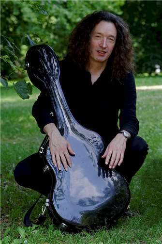 Reimund Popp greift neben der Konzertgitarre auch zur Flamencogitarre.  Foto: Gerd Dehl