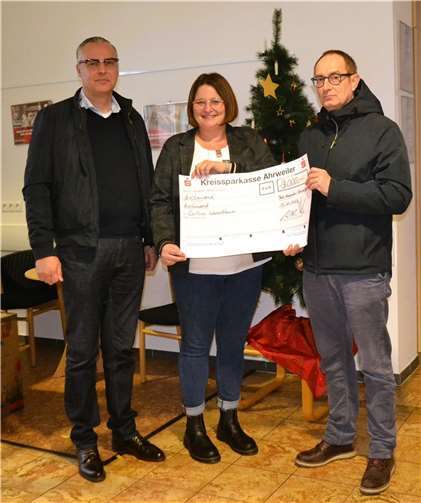 Reimund und Thomas Neukirchen überreichten den Scheck an die Caritas-Mitarbeiterin Christiane Böttcher.  Foto: Eberhard Thomas Müller