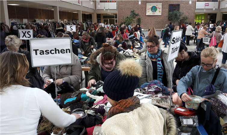 Reine Frauensache: Der Höhr-Grenzhäuser Frauensachenflohmarkt lockte wieder Hunderte von Käuferinnen. privat