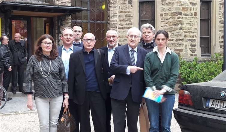 Reiner Brüderle(3. v. li.), Präsident des Bundes der Steuerzahler, bezog klar Stellung zum Thema „Ausbaubeiträge“. Foto: privat