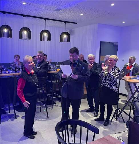 Reiner Caspary (am Mirko) hielt die Laudatio für das neue Ehrenmitglied Marita Flohe (im Vordergrund links).  Foto:Olaf Witthaus