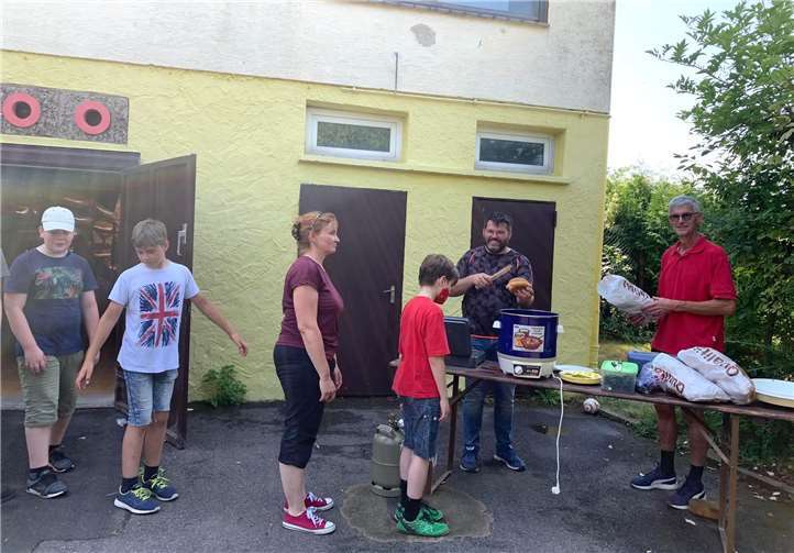 Reiner Friedsam (re.) und Markus Weller versorgten die fleißige Jugend mit Essen.