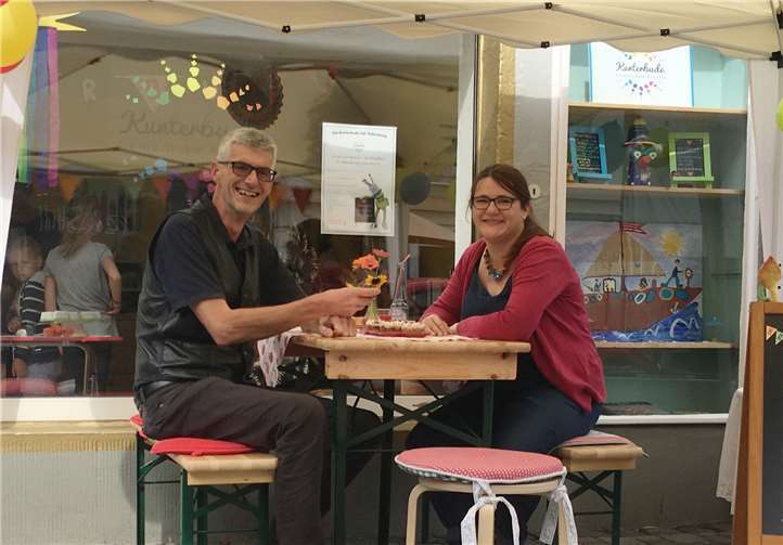 Reiner Friedsam von der Aktivgemeinschaft Sinzig gratulierte Barbara Henschke zum ersten Geburtstag ihrer „Kunterbude“. Foto: privat