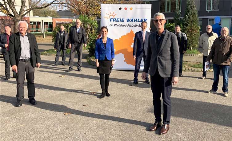 Reiner Friedsam (vorne) und Theresa Ueberbach (Mitte) sind die Direktkandidaten der Freien Wähler für den Landtag. Fotos: privat