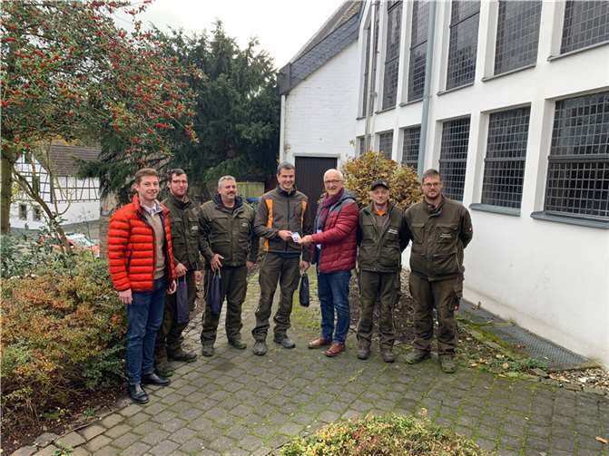 Reiner Hilger (2.v.r.) und Tobias Schneider (l.) bedanken sich bei den Mitarbeitern des Bauhofs der Ortsgemeinde Niederzissen.  Foto: privat