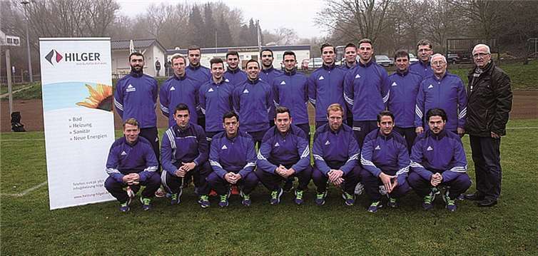 Reiner Hilger mit der Mannschaft in ihren neuen Trikots. Privat