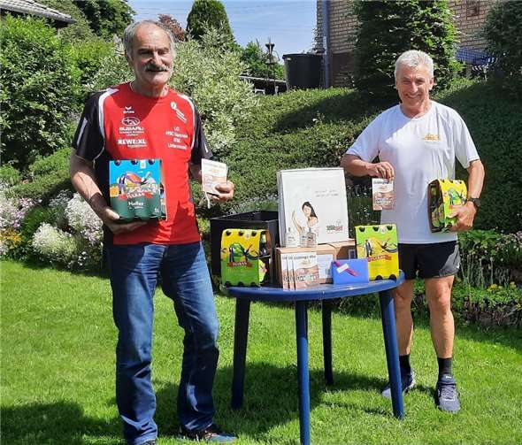 Reiner Hohl holt persönlich die Gewinne für seine Mitglieder der LG HSC Gamlen-RSC Untermosel bei Klaus Jahnz ab.