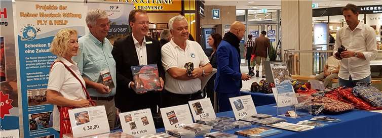 Reiner Meutsch (2.v.li.) und viele Unterstützer freuen sich über zahlreiche Besucher am FLY & HELP Info-Stand im Löhr-Center in der sehenswerten Ausstellung „Der Traum vom Fliegen“.Foto: privat