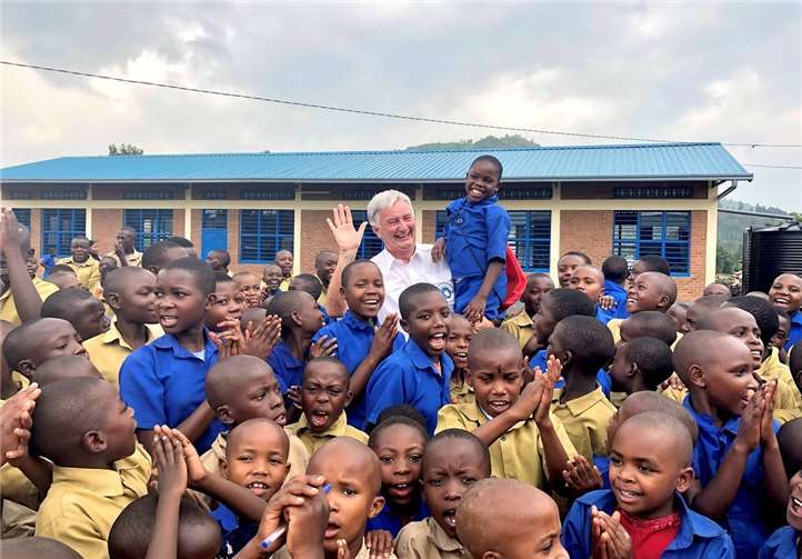 Reiner Meutsch bei der Schuleröffnung in Ruanda.