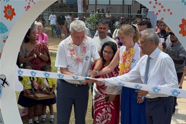 Reiner Meutsch kommt zu Schecküberreichungen ins Mosel Village Resort. Hier Foto vom Weltumrunder und Stiftungsgründer bei der Eröffnung der „1.000. FLY & HELP-Schule“ im vergangenen Jahr. Foto: röhrig