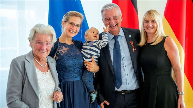 Reiner Meutsch mit seiner Mutter, seinen beiden Töchern und dem Enkel.