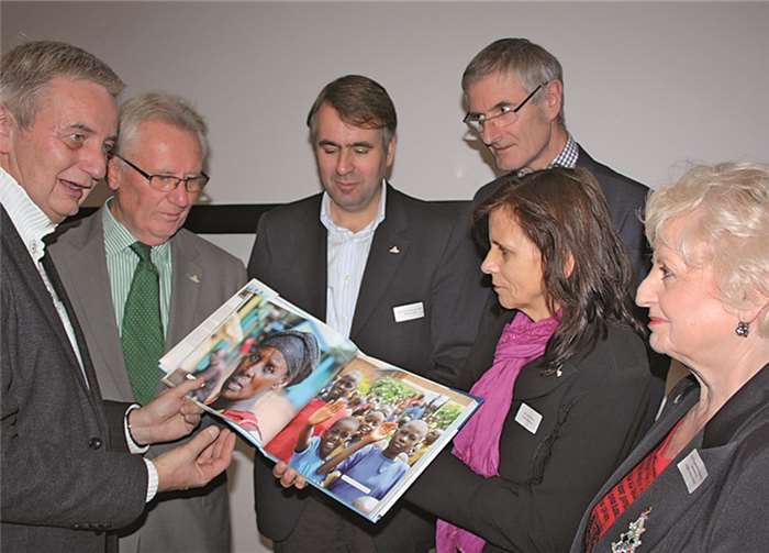 Reiner Meutsch präsentierte Bildmaterial, dass das erfolgreiche Engagement von „Fly & Help“ dokumentiert. FF