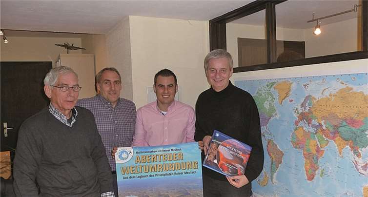 Reiner Meutsch (r.) im Reisebüro Herberholz. privat