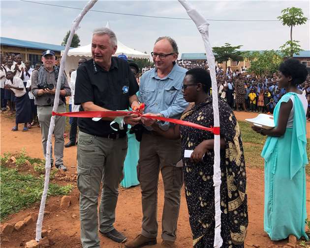 Reiner Meutsch und Achim Hütten eröffnen in Ruanda die „Andernach-Schule“. Foto: privat