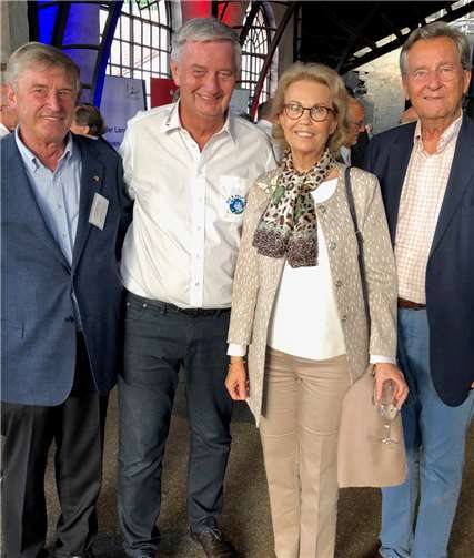 Reiner Meutsch und Hans Peter Röhrig, hier im Gespräch mit Fürst und Fürstin zu Sayn-Wittgenstein-Sayn, eröffneten die Herbst-Highlights zu "10 Jahre FLY & HELP Stiftung".