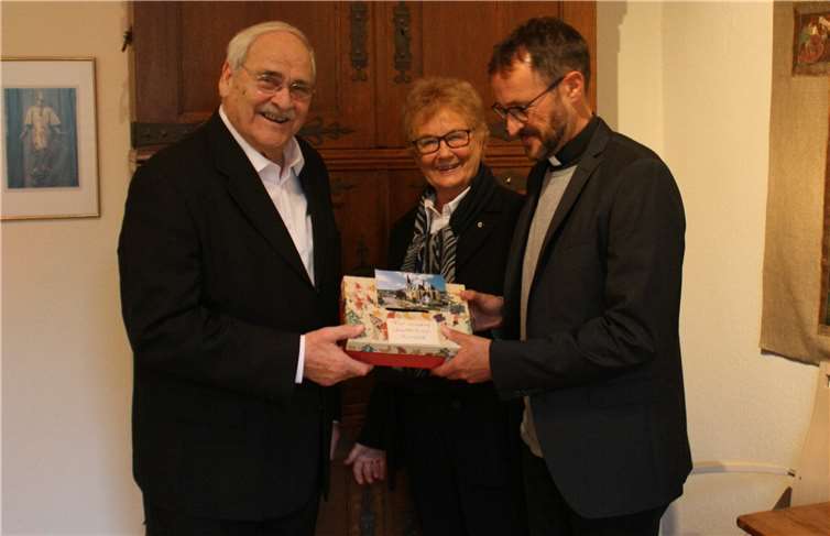 Reiner Moog (li.) verzichtete auf Geschenke zu seinem 90. Geburtstag und spendete stattdessen für die Außenrenovierung der St. Laurentius Kirche.privat