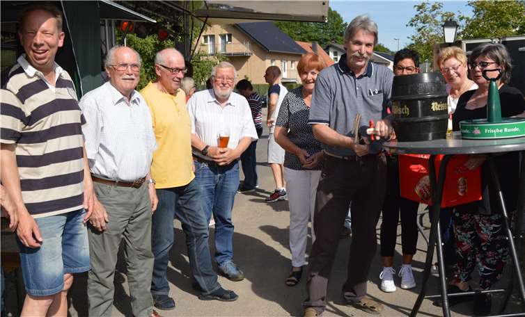 Reiner Odenthal, Geschäftsführer des Sankt-Josefs-Vereins, eröffnete das Fest mit dem Fassanstich. Fotos: AB
